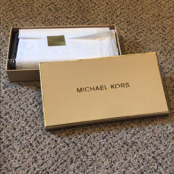 Michael Kors purse - Picture 4 of 4